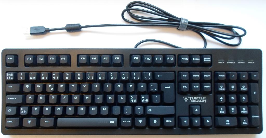 Varen er et tastatur.
Tastaturet er en indlæseenhed, hvor data indtastes og overføres via et USB-kabel til en anlæg, hvor dataene behandles. Der er vedlagt en lille vejledning.
Tastaturet indeholder tal, bogstaver, diverse tegn samt funktionstaster, og det har et fast monteret kabel med USB-stik.
Tastaturet har en rektangulær form med følgende dimensioner: ca. 44,5 cm x 14,5 cm og med en højde på ca. 3,5 cm.
Tastaturet er i en sort farve og med en rød linje i kanten.
Tastaturet er pakket i detailsalgsemballage, der måler ca. 47 cm x 20 cm x 4 cm. På papæsken er billeder og beskrivelser om varen.
