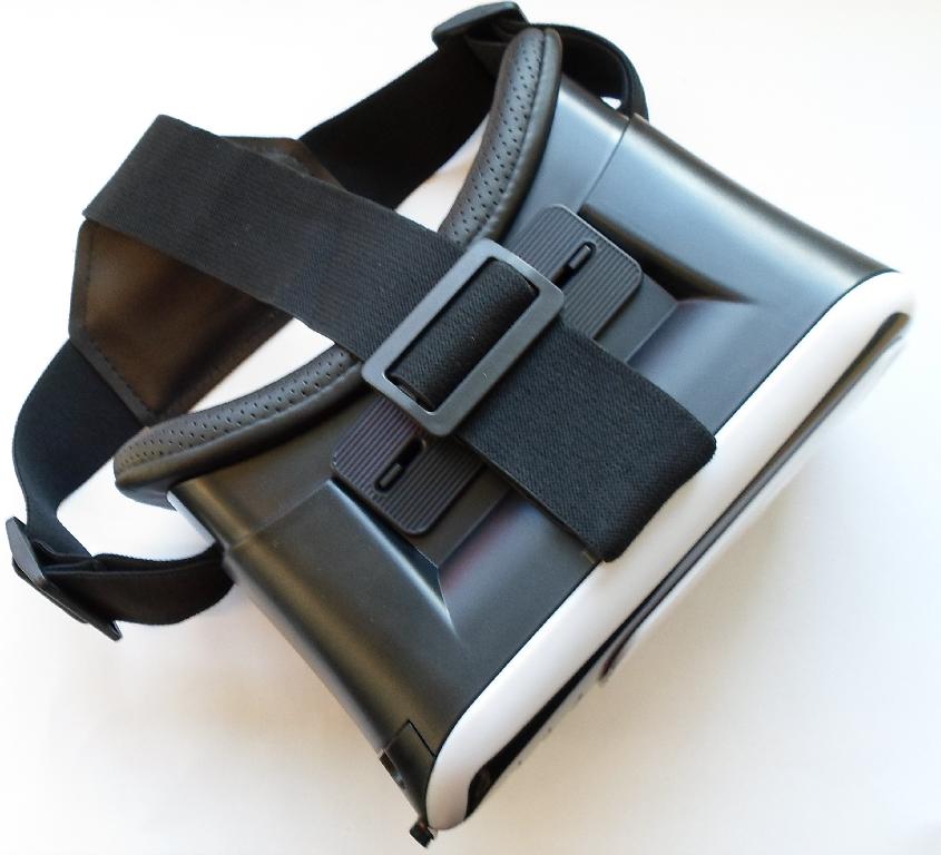 Varen er et virtual reality (VR) sæt til en videospilkonsol til montering som et hovedsæt.
Ifølge det vedlagte er VR sættet kompatibel med Android og iPhone fra 4 – 6 tommer.
VR sættet har et udseende, der ligner beskyttelsesbriller.
Hovedsættet består af en konsol med elastiske bånd, således at det kan placeres på hovedet med 2 runde linser ud for øjnene, hvor billedet vises og giver en 3D oplevelse.
Sættet er fremstillet i sorte materialer og med hvide flader på fronten. Logo og navn er præget på den hvide del af fronten.
Sættet er pakket i detailsalgsemballage, en orange papæske og et papomslag, der måler ca. 21 cm x 15,5 cm x 11,5 cm. På papomslaget er angivet et billede af produktet samt enkelte anvisninger om produktet.