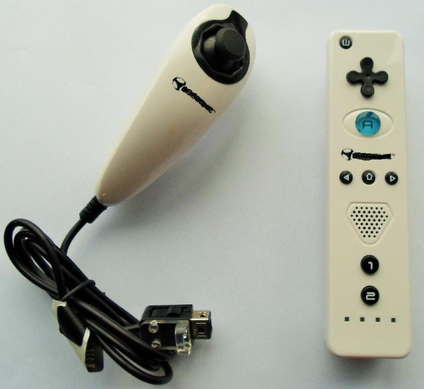 Varen er et controllersæt, bestående af 2 betjeningsgreb.
Varen består af en trådløs controller og en joystick controller. De 2 controllere er henholdsvis 14,5 cm lang og 11 cm lang, De forbindes med hinanden via en ledning.
Controllerne er kompatible med Wii og Wii U spil.
Controllerne virker trådløst og bruges til at navigere i et spil ved påvirkning af joystick og betjeningsknapper.
For at virke, skal der tilføres energi i form af 2 stk. AA batterier (batterier er ikke vedlagt).
Varen, der består af de 2 controllere, inkl. en ledning og brugermanual, er pakket i detailsalgsemballage i form af henholdsvis plast for beskyttelse og papæske, der måler ca.20,5 cm x 11 cm x 5,5 cm, og med en lille flip til ophængning. På papomslaget er angivet billeder og beskrivelser om varen.
