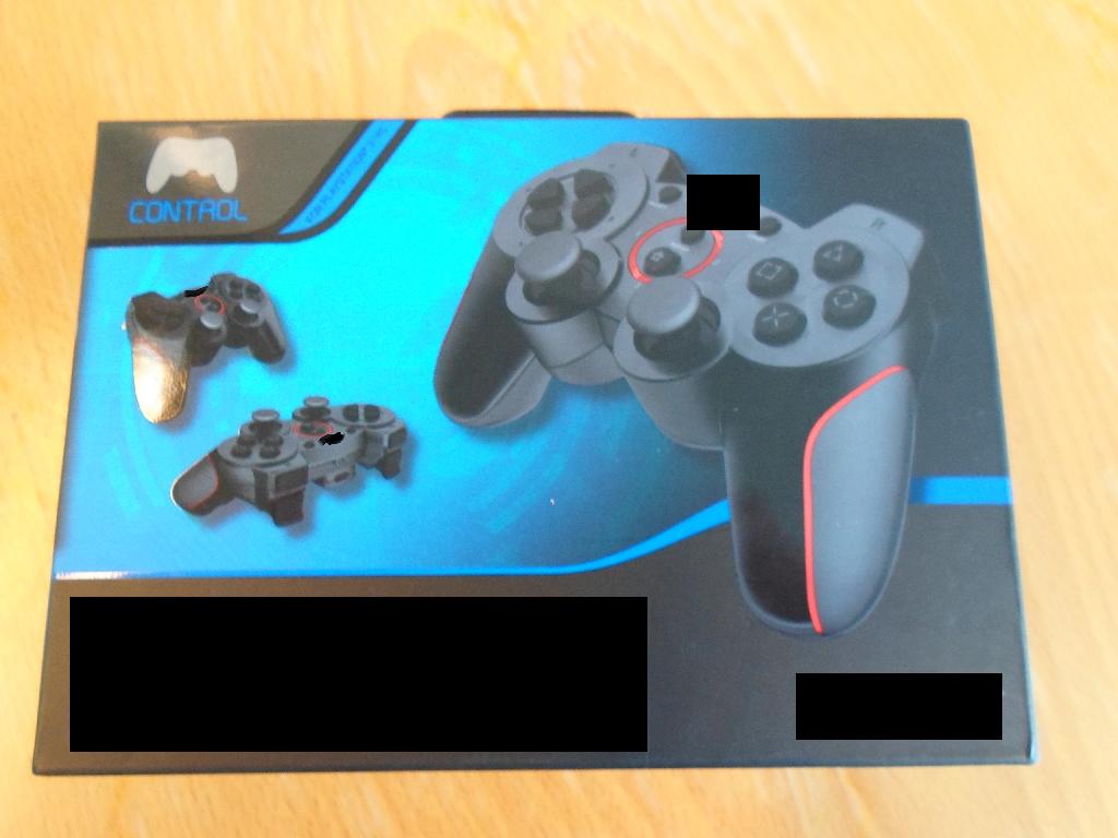 Varen er en controller med et tilhørende kabel på ca. 1 meter og en brugermanual.
Controlleren er trådløs og kan tilsluttes både PS3 og PC. Tilslutning til PS3 sker via Bluetooth eller det tilhørende kabel, og tilslutning til PC sker udelukkende via det tilhørende kabel. Bluetooth kan således ikke bruges sammen med en PC.
Controlleren er udført i hård formstøbt plast, og den har 18 knapper, som bruges til at navigere rundt i spil og programmer. Der er anti-slip på håndtagene og på de 2 analoge knapper. Controlleren er ergonomisk formet.
Varen er pakket i detailsalgsemballage.