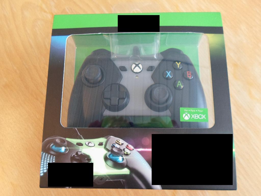 Varen er en controller, med et fastmonteret kabel samt en tilhørende brugermanual.
Da kablet ikke kan afmonteres, er tilslutning kun muligt via kablet. Controlleren har endvidere et 3.5 mm audio jack stik.
Controlleren er udført i hård formstøbt plast. Den har i alt 17 knapper med hver sin funktion. Disse knapper bruges til at navigere rundt i videospilkonsollens spil og programmer.
På controllerens front er der et område i andet materiale, der ifølge oplysningerne på emballagen, kan lyse i forskellige farver.
Varen er pakket i detailsalgsemballage.