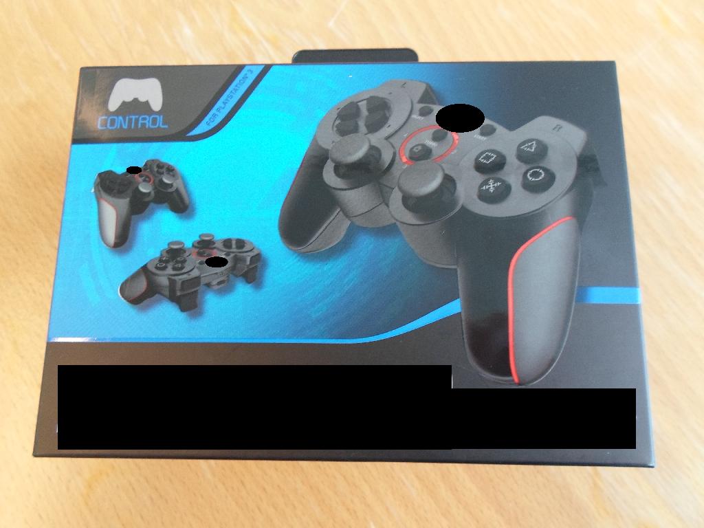 Varen er en controller, med et tilhørende kabel på ca. 1 meter, samt en brugermanual.
Ifølge det oplyste kan controlleren anvendes til PS3 og PC. Controlleren sluttes til PS3 via Bluetooth eller det medfølgende kabel. Tilslutning til PC sker dog udelukkende via det medfølgende kabel, og Bluetooth funktionen kan således ikke bruges sammen med en PC.
Controller er udført i hård formstøbt plast. Den har 17 knapper med hver sin funktion, som bruges til at navigere rundt i spil og programmer. Der er anti-slip på håndtagene og på de 2 analoge knapper. Controlleren er ergonomisk formet.
Varen er pakket i detailsalgsemballage.