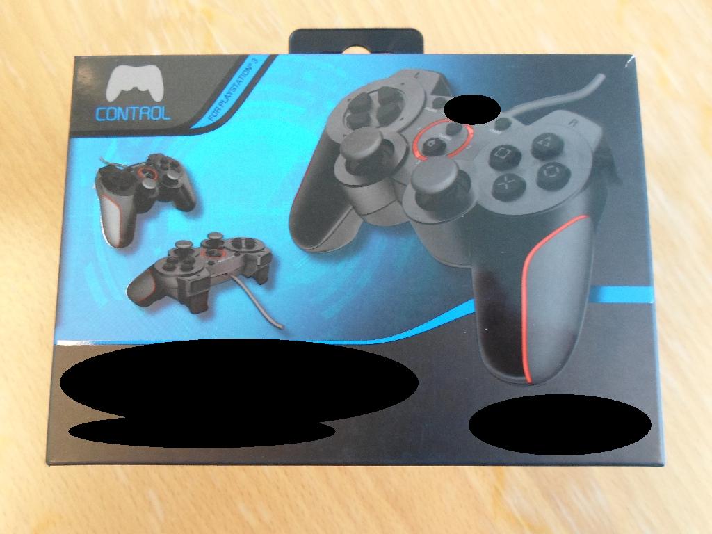 Varen er en controller, med et fastmonteret kabel, samt en tilhørende brugermanual.
Tilslutning til PS3 sker via det fastmonterede kabel, hvorpå der er monteret et USB stik. Ifølge det oplyste er controlleren udelukkende til brug sammen med en PS3.
Controlleren er udført i hård formstøbt plast, med anti-slip på håndtagene, samt på de to analoge knapper. Den har i alt 18 knapper med hver sin funktion. Knapperne bruges til at navigere rundt i programmer og spil.
Varen er pakket i detailsalgsemballage.