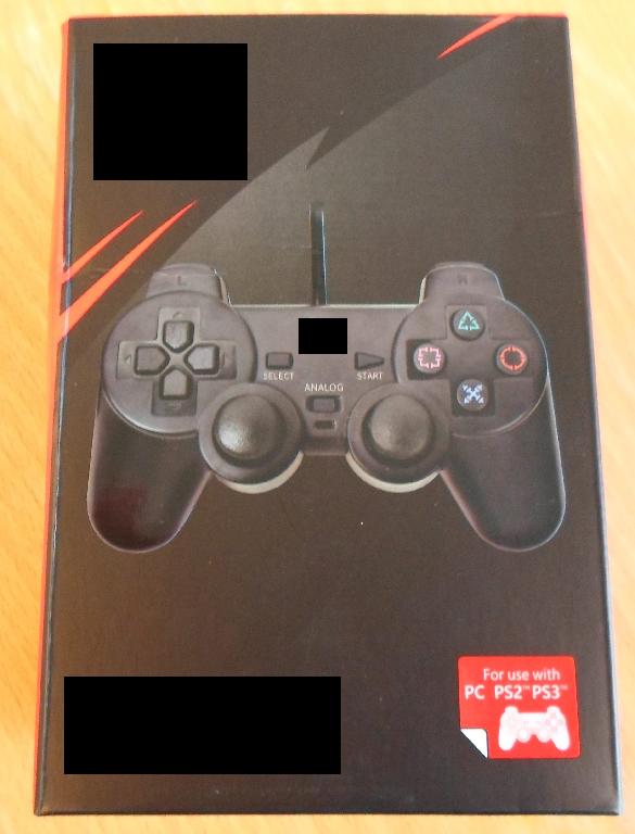 Varen er en controller til PC, PS2, samt PS3. Controlleren har i alt 17 knapper, med hver sin funktion. Controlleren har et fastmonteret kabel med 2 stik.
Knapperne bruges til at navigere rundt i enhedens spil og programmer. USB stikket på kablet bruges til, at tilslutte controlleren til PC eller PS3 og det sidste stik bruges til, at tilslutte controlleren til PS2. Kablet kan ikke afmonteres, og controlleren tilsluttes dermed udelukkende via kablet.
Varen omfatter en controller, med et kabel hvorpå der er 2 stik, samt en brugermanual.
Varen er pakket i detailsalgsemballage i form af en papæske, der måler ca. 16 cm x 11 cm x 8 cm. På papæsken er angivet billeder og varebeskrivelse.