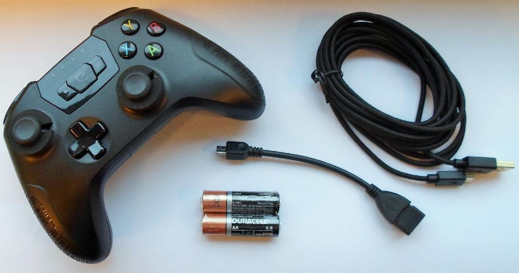 Varen er en PC controller. På controlleren er der i alt 14 knapper med hver sin funktion.
Controlleren kan fungere både med og uden påmonteret kabel.
Brugermanual er vedlagt controlleren, og ifølge beskrivelsen i brugermanualen
er PC controlleren  kompatibel med PC Windows 7 / Vista / 8 / 10, Android 4.0+, Steam OS og Xbox One.
Controlleren kan virke trådløs eller kan tilsluttes via USB-kablet og bruges til at navigere i et program i enheden ved påvirkning af en eller flere af de 14 knapper.
Varen, der omfatter controller, et 3 meter langt kabel med USB-stik, et mindre OTG kabel, 2 stk. AA batterier og brugermanual, er pakket i detailsalgsemballage i form af en papæske, der måler ca. 18,8 cm x 18,8 cm x 7,5 cm. På papomslaget er angivet billeder og beskrivelser om varen.