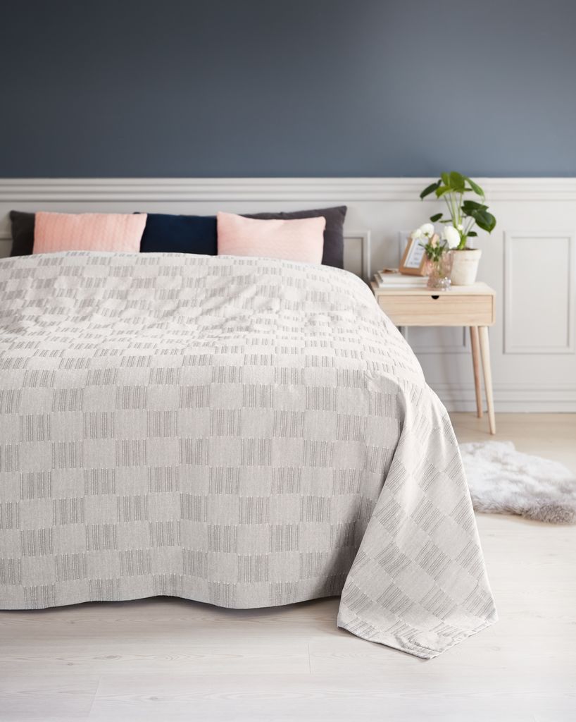 Varen er et BTH STORRAPP sengetæppe, som består af 60% bomuld og 40% polyester.

Varens størrelse er 160 cm bredde og 220 cm længde. Varens vægt er 160 g/m2, hvilket udgør en total vægt på 625 g.