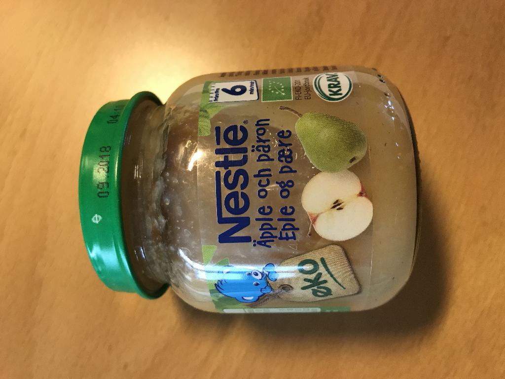 Varen er efter beskrivelsen af det medsendte materiale, en slags børnemad, som bruges til at lære børn at spise med ske. 

Det fremgår af emballagen, at Nestle Apple Pear Pure er tilpasset børn fra 6 måneder.

Varen har en konsistens, som en lidt vandig, fin æblemos uden stykker, og kan spises med ske. Varen har en gul-brun farve og smager af æble og pærer.

Ifølge næringsdeklarationen på varens emballage, så består varen af 0,1% fedt, 11% kulhydrater, hvoraf 10% er sukkerarter og 0,3% protein. 

På medsendt produktspecifikation er følgende ingredienser angivet: 64,6% æble, 35,4% pære og lidt vitamin C.

Produktet er pakket i glas med aluminium/tin låg. Glassene er pakket i en karton emballage. Forbrugeren køber derved 1x250g som minimum.

Produktet er farvet på baggrund af frugtindholdet.

En analyse fra Skatteforvaltningens Toldlaboratorium viser, at varen er blevet varmebehandlet. Dette tyder på, at varen med stor sandsynlighed er blevet kogt, som beskrevet i bestemmelse 5 til kapitel 20. 

Desuden viste analyseresultater fra Skatteforvaltningens Toldlaboratorium, at askeindholdet af varen ligger lavere end i de rå frugter men indenfor det område, man vil forvente for varen.