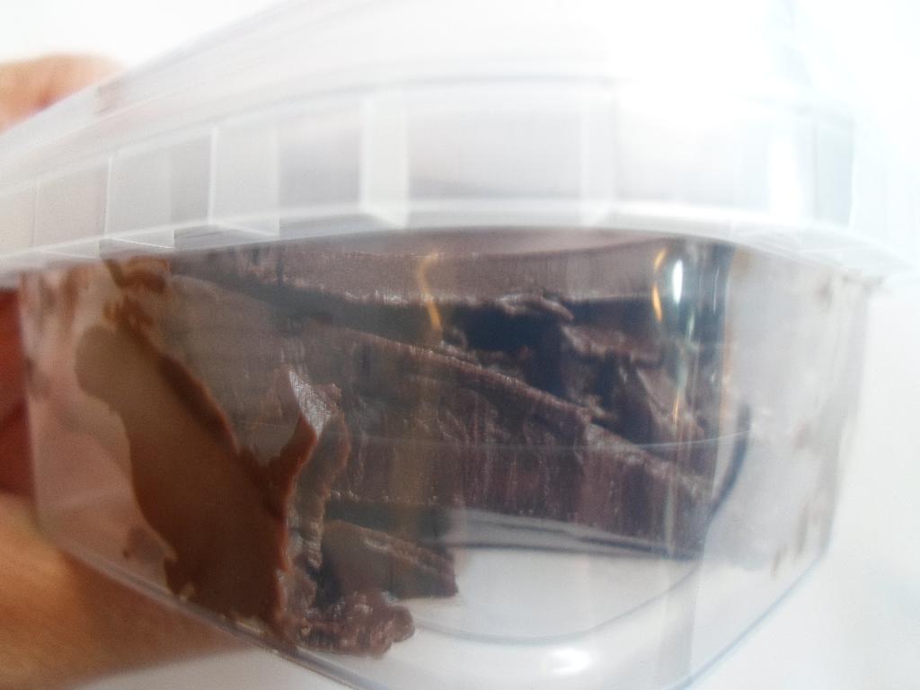 Det er oplyst, at varen er en aromatiseret forberedelse til is og kager. 

Varen er en tyk blød masse, der har konsistens som en cremet pasta. Farven er mørk. Varen smager sødt af chokolade og fedt. 

Varen frembydes i spande på 3,8 kg. 

Der er fremsendt en teknisk specifikation, der viser følgende ingredienser:
-	Kokosolie
-	Sukker
-	Fedtfattigt kakaopulver (16 %)
-	Majsstivelse 
-	Naturlige aromastoffer

Varen skal efter angivelsen varmes, og når den er flydende, skal den blandes ind i isen.