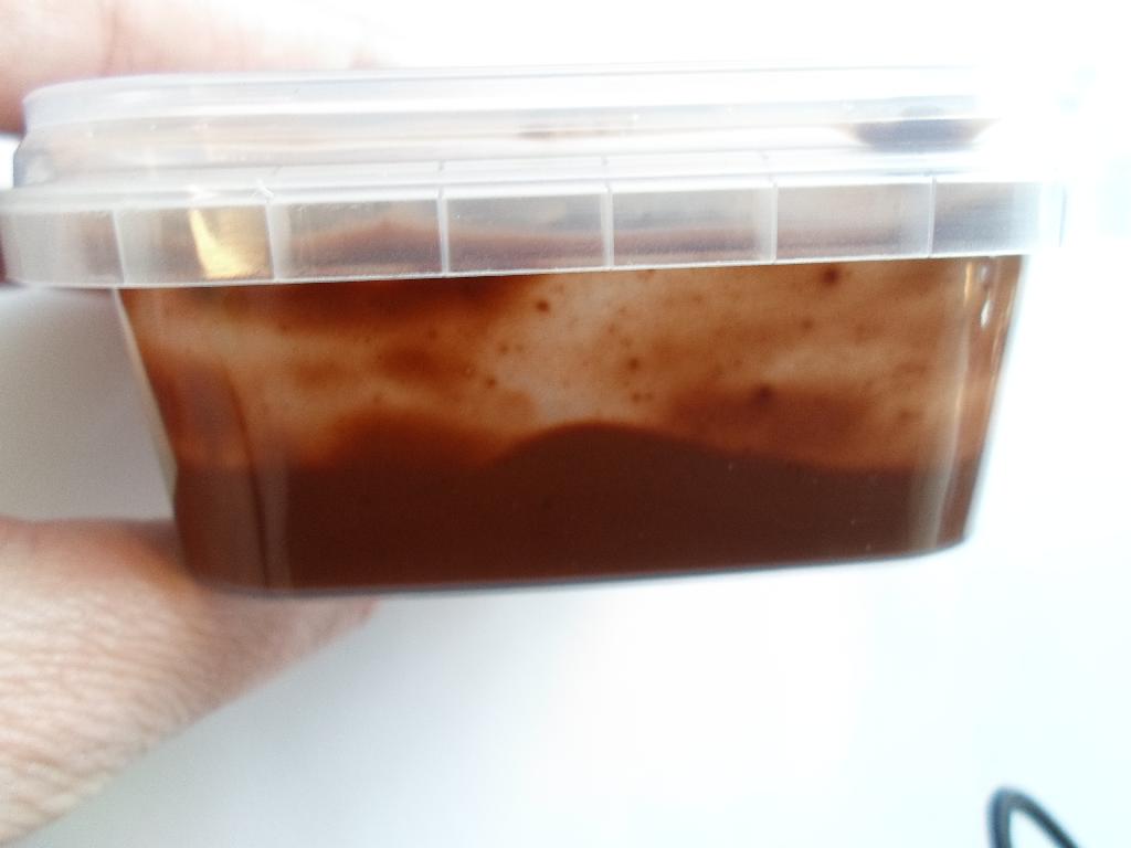 Det er oplyst, at varen er en topping til is og kager.

Varen er en chokoladebrun sovs med stykker i og den smager sødt af chokolade.

Varen skal anvendes til at lave striber af chokolade på bagværk eller is, så man får en marmoreret overflade. 


Varen frembydes i spande på 4,3 kg.
