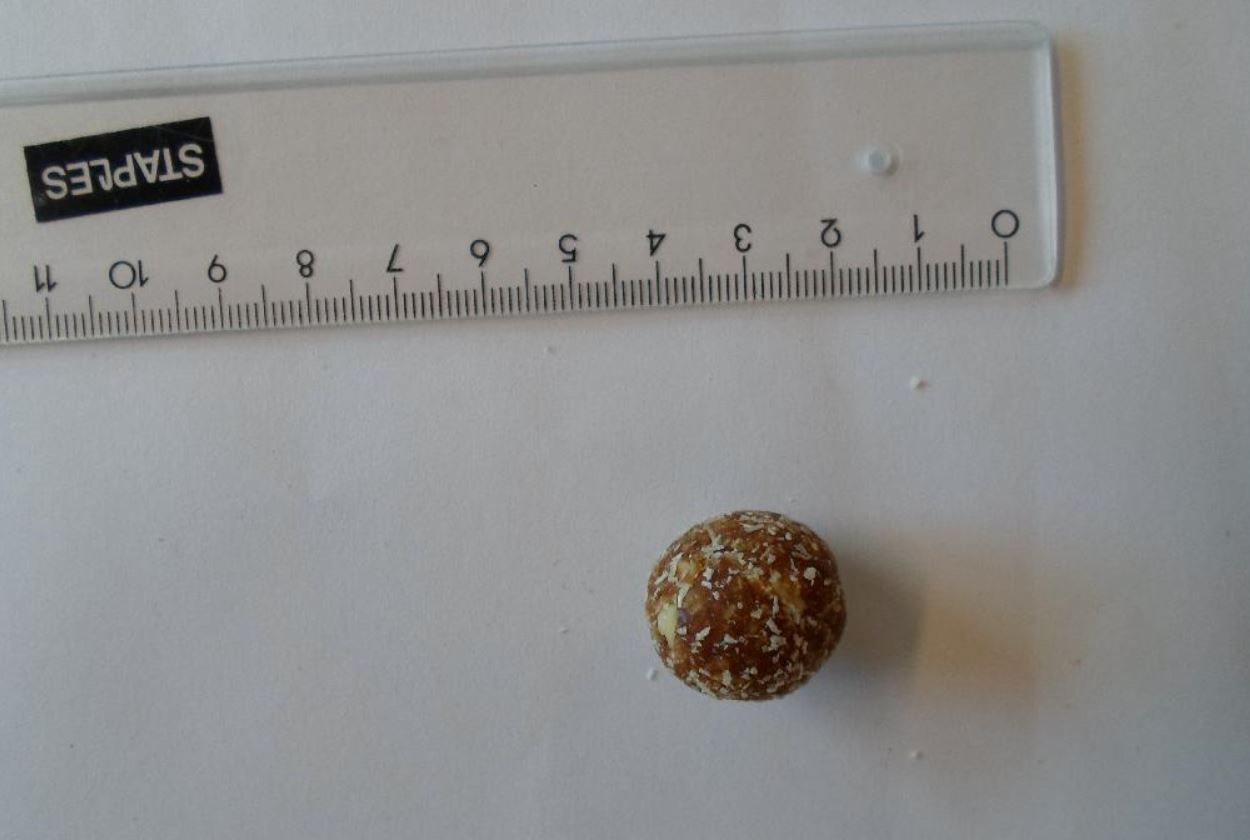 Varen er en fødevare.
Varen frembydes i pakninger på nettovægt 1 kg og derunder.
Følgende indhold er oplyst:
-	dadler (soltørret)
-	kokos mel (tørret og revet)
-	mandler naturel
-	dadelsirup
Fremstillingsproces: Ingredienserne er blendet og formet til kugler. Kuglerne er efterfølgende vendt i kokos mel.
Varen fremstår som en lysebrun kugle og på ydersiden ses primært kokosmel men også små mandelstykker. Ved gennemskæring ses tydeligt små stykker af mandler og kokos og farven er lysebrun. Varen har en fyldig smag af kokos og en sødlig smag af dadler.