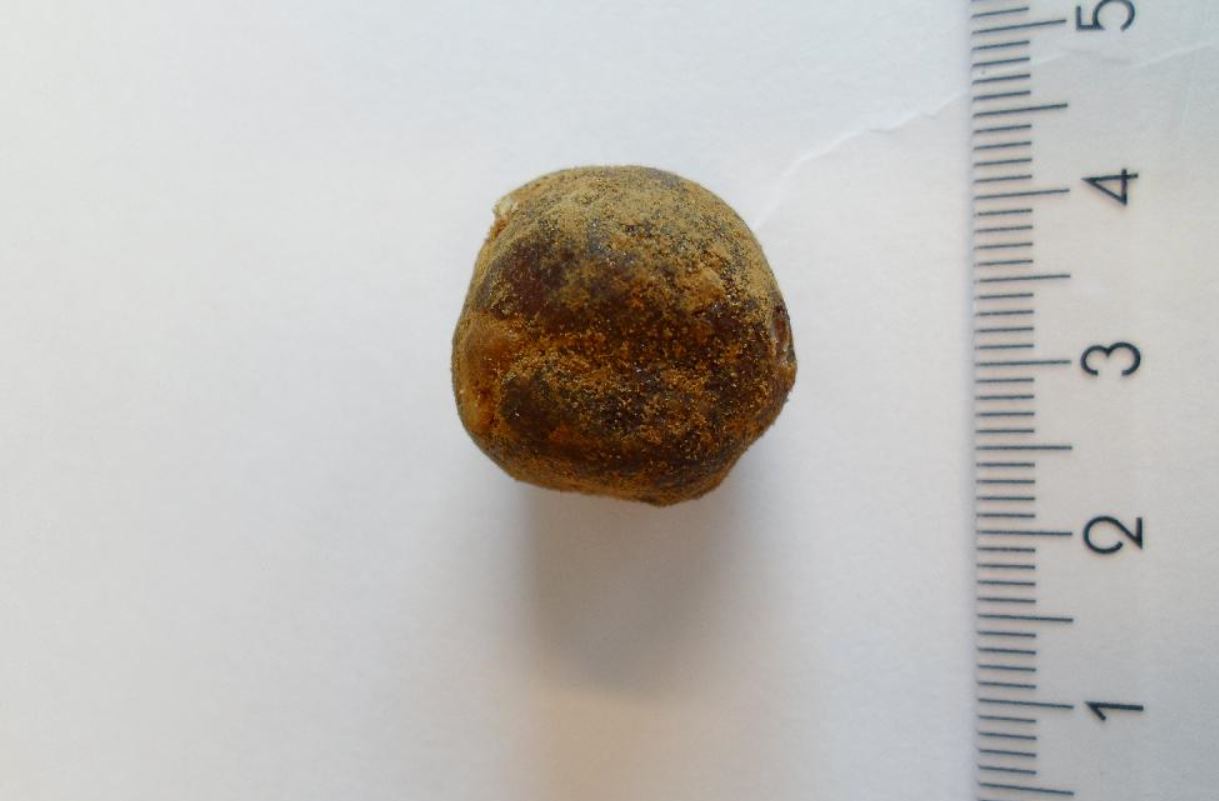 Varen er en fødevare.
Varen frembydes i pakninger på nettovægt 1 kg og derunder.
Varen betegnes ”raw ball lakrids” og det er oplyst, at varen består af:
-	dadler (soltørret)
-	mandler naturel
-	lakridspulver
-	kakaopulver
-	kokosolie

Ingredienserne er blendet og formet til kugler.
Varen dufter kraftigt af lakrids og består af runde brune kugler som er ca. 2 x 2 cm. Overfladen er mørkebrun med spor af lakridspulver. Varen smager intens af lakrids og lidt sødt. Ved gennemskæring er varen lysere brun og der ses små stykker af mandler.
