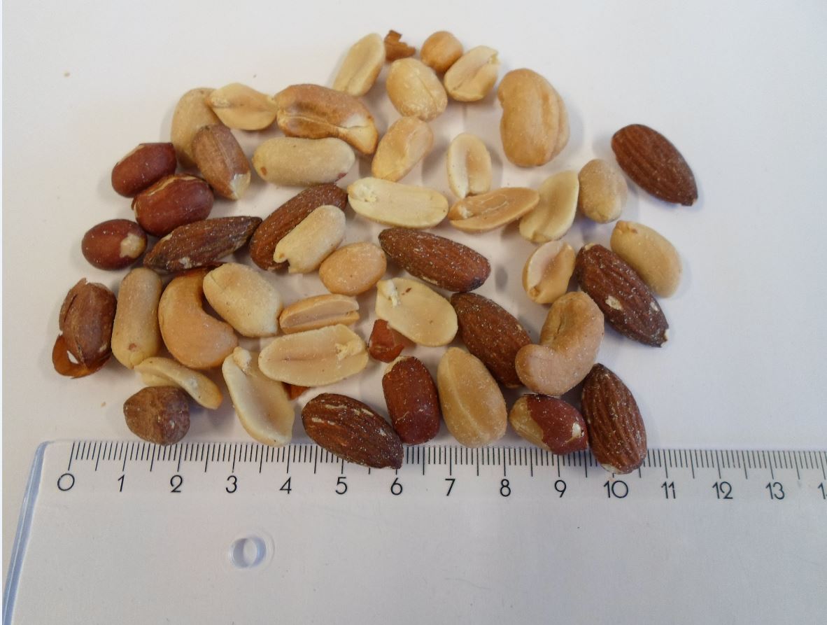 Varen er en fødevare, der består af tørristede saltede jumbo peanuts, peanuts med hinde, cashewnødder og mandler. 

Jordnødderne betegnet som ”jumbo peanuts” er ca. 2 cm lange. De er uden skal og brun hinde. Nogle er halve og nogle hele. Jordnødderne smager som jordnødder, der er ristet og saltet. 

De andre jordnødder i varen er primært med den brune hinde og uden skal. De er ca. 1,5 cm lange. Mange er dog uden den brune hinde (er meget nem at fjerne), og i bunden af posen ligger flere hinder. Smagen er som jordnødder, der er ristet og saltet. 

Cashewnødderne er uden skal og de er ca. 2,5 cm lange. Smagen er som cashewnødder, der er ristet og saltet. 

Mandlerne i varen er med den brune hinde. De er ca. 2 cm lange. Smagen er som mandler, der er ristet og saltet. 

Varen frembydes i pakninger på nettovægt 1 kg og derunder.

Varen har ikke været sendt til analyse.