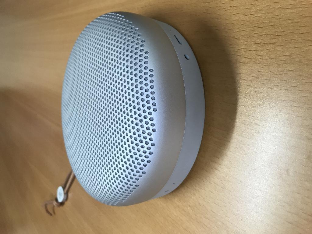 Varen er en trådløs højtaler, der modtager signal via bluetooth, højtaleren er cylinderformet med en diameter på 13,3 cm, en højde på 4,8 cm og vejer 0,6 kg.
Højtaleren har mikrofon til brug med handsfree funktion for telefon og kan også bruges til konference opkald. Batteriet har op til 24 timers spilletid på en opladning. Højtaleren har 2 grænseflader, 1 x 3.5 mm Mini-Jack, 1 x USB-C til opladning af batteri og speaker phone. Derud over er der knapper til tænd/sluk, bluetooth, volumen og ”mute”-funktion til telefonkald.