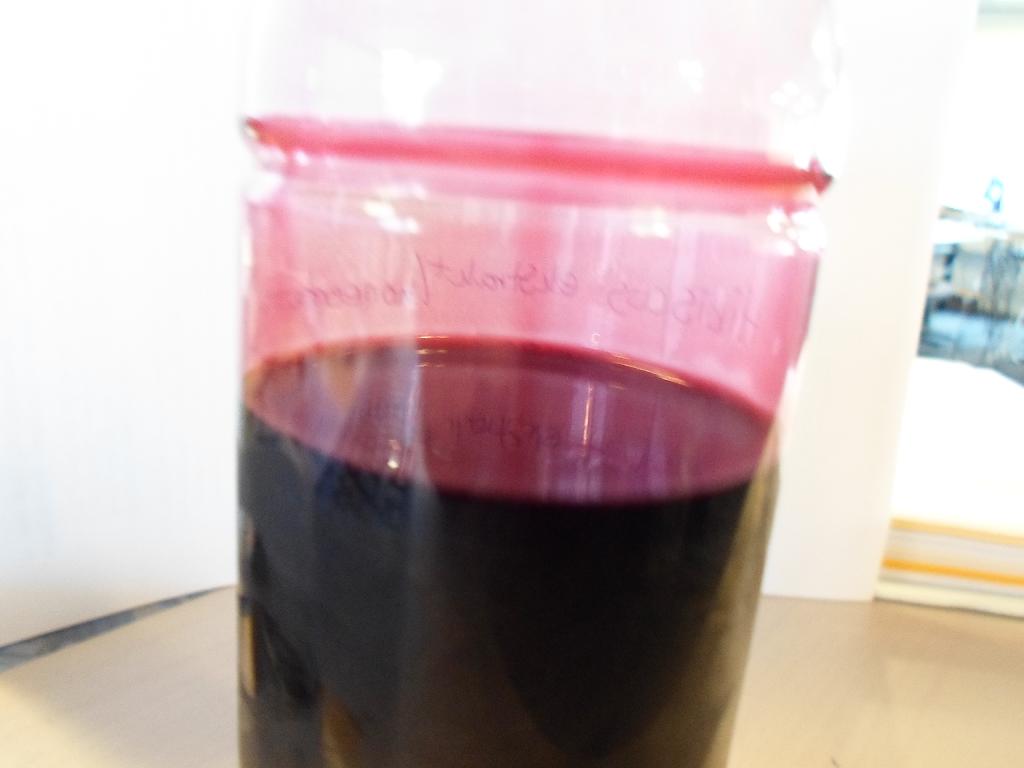 Varen fremstår som en mørkerød, flydende væske, der dufter kraftigt af solbær. Smagen er let syrlig med en tydelig smag af hibiscus, solbær og appelsin og en svag smag af hyldebær. Den smager ikke bittert.
Det er oplyst, at varen anvendes som en sund drik.
Efter det oplyste består varen af flydende hibiscus ekstrakt/koncentrat, appelsinsaft, solbærsaft, hyldebærsaft, rørsukker, stevia (pulver, steviaplanten), antioxidantblanding (amla, baobab).
Mængden af saft fra hyldebær, solbær og appelsin i varen variere dog, da smagen kan ændre sig afhængig af mængden og surhedsgraden af bær og frugt.
Hibiscus ekstraktet/koncentratet fremstilles ved, at tørret hibiscus ligger i blød i vand i 12 timer. Herefter er vandet opsuget, og blomsten presses under højt tryk. Det koncentrat, der kommer ud af denne proces, bliver blandet med de øvrige ingredienser.
Det er oplyst, at varen produceres til 100 ml glasflasker.