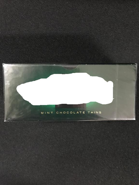 Varen foreligger som 24 tynde, mørke chokoladefirkanter med mintfyld. De smager af mint og lidt af chokolade. Chokoladeovertrækket er meget tyndt og varen kan spises i en enkel mundfuld.
Varen er en fødevare, der kan spises, som den foreligger.
Efter det oplyste består varen af:
Sukker, kakaomasse, glukosesirup, kakaosmør, smørolie, skummetmælkspulver, vallepulver, stabilisator, emulgator, pebermynteolie, salt, naturlig aroma, surhedsregulerende middel.

Ifølge næringsinformationen på emballagen indeholder varen fedt, kulhydrater, heraf sukkerarter og protein. 

Chokoladen i varen er angivet til at indeholde mindst 51 % kakao.
Varen foreligger i detailsalgsemballage, indeholdende 24 breve med en chokolade i hver. Nettovægt er angivet til at være 200 g.