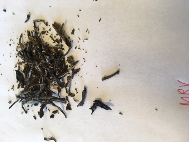 Varen foreligger som hele soltørrede blade. Blandingen er mørk (mørk brun nuance) med enkelte lysere blade. Varens duft er svag og let krydret.
Varen anvendes til fremstilling af te.
Det er oplyst, at varen er fremstillet af grøn te af typen Puer. Varen foreligger som hele blade i løs vægt. Tebladene soltørres og lagres i et år.
Det er oplyst, at varen foreligger i løs vægt og indføres i mængder på 3 kg og derunder. Det er oplyst, at varen foreligger i en lufttæt beholder af pap indeholdende en pose af papir, hvori varen er placeret.