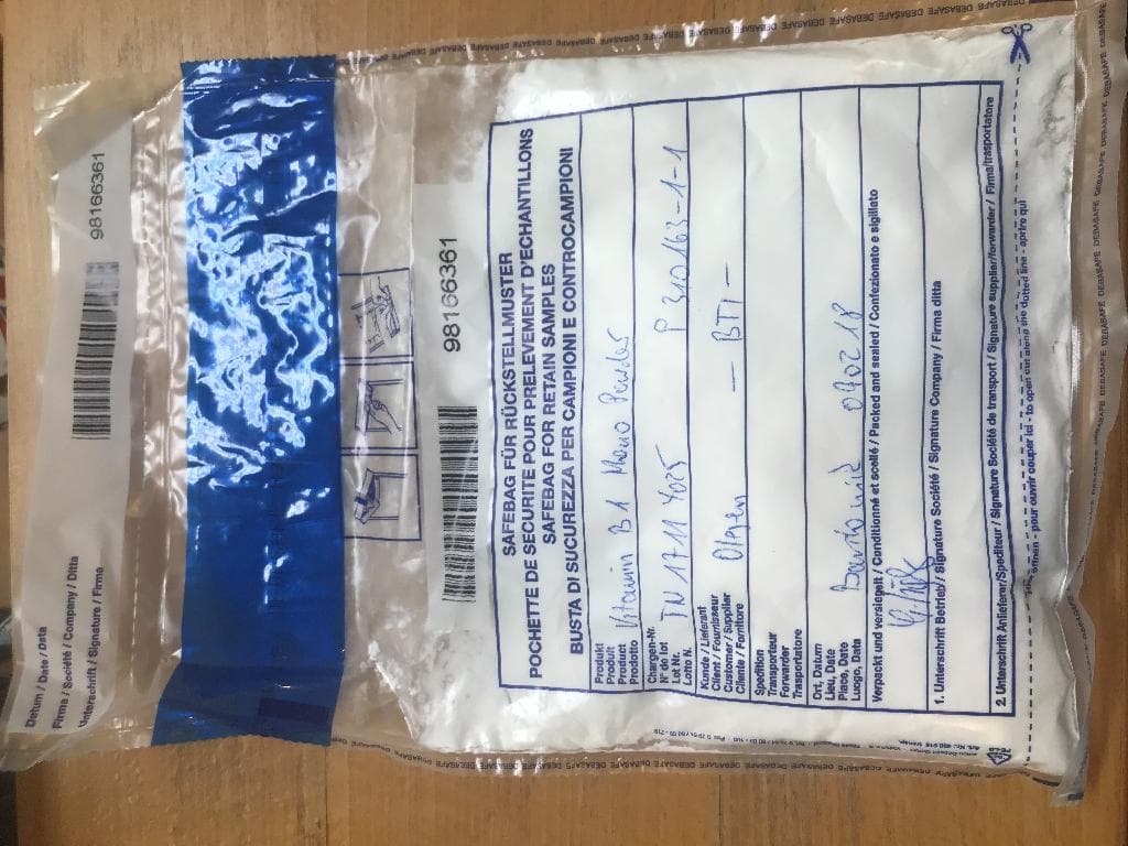 Varen forekommer som et fint, hvidt pulver. Det er angivet, at pulveret er vitamin B1 feed grade powder. I den medsendte varebeskrivelse fremgår, at varen er et tilsætningsstof til dyrefoder, samt at produktet også er mærket til brug i dyrefoder.

Det medsendte analysecertifikat angiver, at varen indeholder vitamin B1 med en renhed på 100,0%
