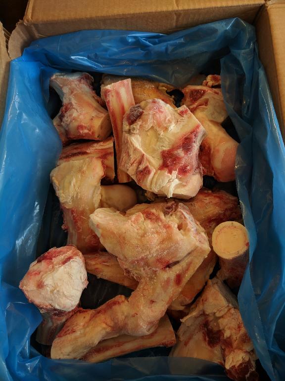 Varen foreligger som ben/knogler i varierende former og størrelser, med stykker af kød på. Efter det oplyste foreligger varen i fersk tilstand.
Det er oplyst, at varen anvendes til produktion af bouillon.
Varen består af knogler/ben med kød på, fra okse og ko. Det er oplyst, at varen er rengjort manuelt med kniv for kød og sener. Der sidder dog stadig noget kød og sener tilbage på knoglerne.
Varen foreligger i plastposer, pakket ned i kasser. Det er oplyst, at varen generelt har en meget lav værdi, da det er overskudsvarer, som ellers kun sendes til destruktion eller til benmel.
