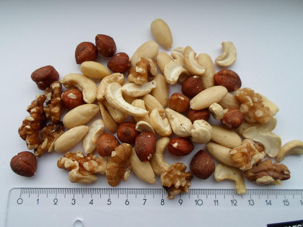 Varen er en tør frugt, og forekommer som en blanding af nødder uden skal, hvoraf kernerne er en blanding af 25 % valnøddekerner, 25 % hasselnøddekerner, 25 % cashewnødder og 25 % mandler uden hinde (blancheret).

Desuden er der i produktspecifikationen angivet, at produkterne/nødderne blandes ligeligt.

Varen forekommer ikke ristet eller saltet.