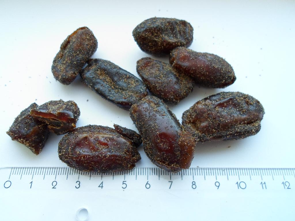 Dadlerne er mørkebrune, med et synlig drys af brunlig salt karamel pulver. Dadlerne smager af dadler, med en tydelig smag af salt og karamel.
Varen er en fødevare, som kan anvendes som snack.
Ifølge det oplyste består varen af dadler af sorten Sayer, salt karamel pulver (sukker, karamelliseret sukker, salt, flødepulver), solsikkeolie.
Varen foreligger som en bulk vare.