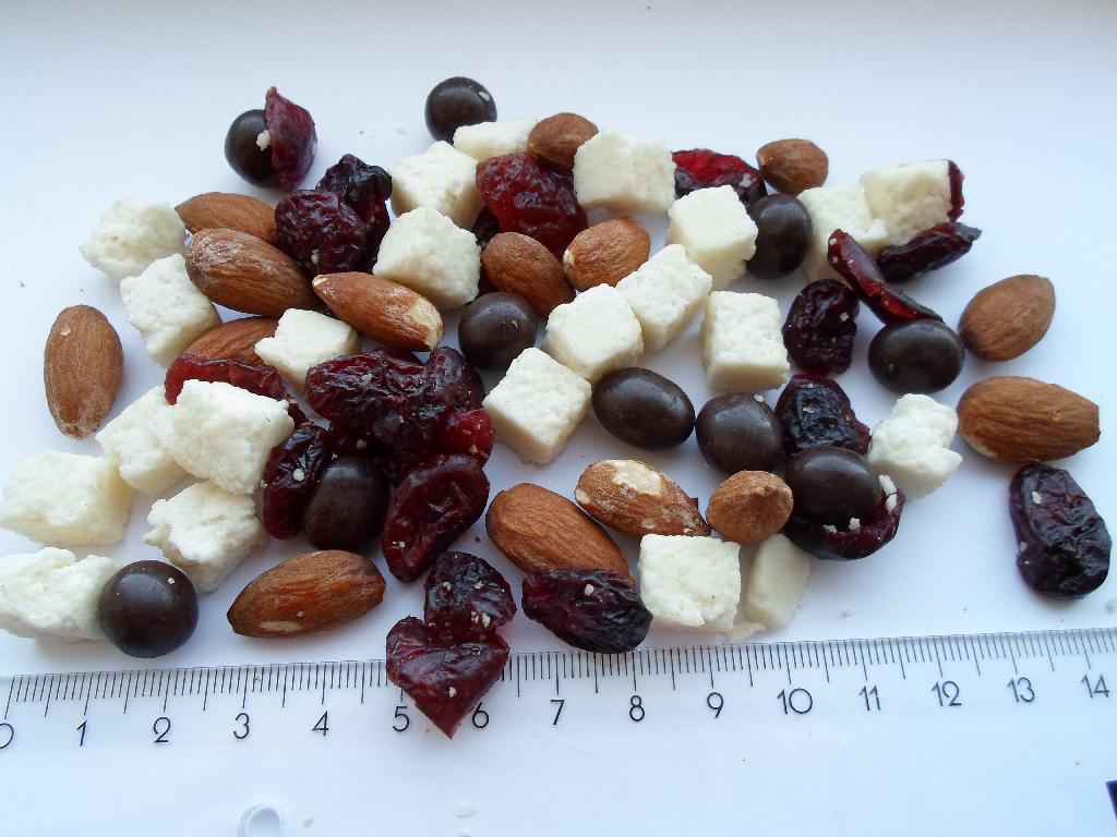 Blanding af mandler, tørrede tranebær, kokostern og chokoladekugler. 

Mandlerne i varen er ca. 2 cm lange. De er uden skal, men med den brune hinde. Mandlerne smager ristet og tydeligt saltet.

Varens tranebær er halverede og osmotisk tørret. De er mørkerøde i farven. Konsistensen er blød og fast. De smager sødt som tranebær, der er tilsat sukker, men som stadig har beholdt lidt af sin syrlighed.

Kokosternene er ca. 1 cm x 1 cm x 1 cm og er råhvide i farven. De er hårde i konsistensen. De smager sødt, som kokos med sukker.  

Chokoladekuglerne er ca. 1 cm diameter. De varierer i formen, nogle er helt runde, mens andre er aflange. Farven er mørkebrun. Chokoladekuglerne smager af mørk, sød chokolade.
Varen er en fødevare, som kan anvendes som snack.
Det er oplyst, at varen indeholder mørke chokoladekugler (ren mørk chokolade), ristede mandler i saltlage, tørret tranebær, kokostern (kokos, hvedestivelse, sirup, sukker, dextrose, gelatine og salt).
Varen bliver pakket i klar folie.