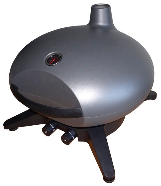 Varen er en gasgrill.
Grillen anvendes ved tilberedning af mad ved stegning/grilning.
Ifølge det oplyste er grillen fremstillet i sortmalet aluminium og med en grillrist i støbejern. Den er med elektrisk tænding (1 x AA batteri), 2 brændere, skorsten og stegetermometer.
Som brændsel til grillen er propan og butangas anvendelig.
Grillens dimensioner og vægt: 
•	Diameter	55 cm,
•	Højde	42,4 cm
•	Vægt		18 kg.

Vægtfordeling af de uædle metaller i varen:
•	Støbejern	11 kg.
•	Aluminium	7 kg.