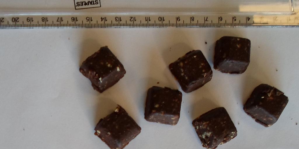 Varen er brune terninger med tydeligt indhold af kerner.
Varen kan indtages som snack uden yderligere tilberedning.
Varen består af dadler, mandler, mørk chokolade, fårekyllingemel, kakaopulver, salt og cayennepeber.
Ifølge næringstabellen på emballagen indeholder varen: 19,6 % fedt, 41 % kulhydrat, heraf 36 % sukkerarter, 8,9 % kostfibre, 14 % protein, 0,38 % salt.
Varen fremstår som flade terninger med en størrelse svarende til ca. 2,3*2,3*1,3 cm. Terningerne er brune og har et tydeligt indhold af kerner. Varen er emballeret i detailsalgspakninger af nettovægt 1 kg og derunder. Varen smager af chokolade, dadler og chili, svagt af nødder.