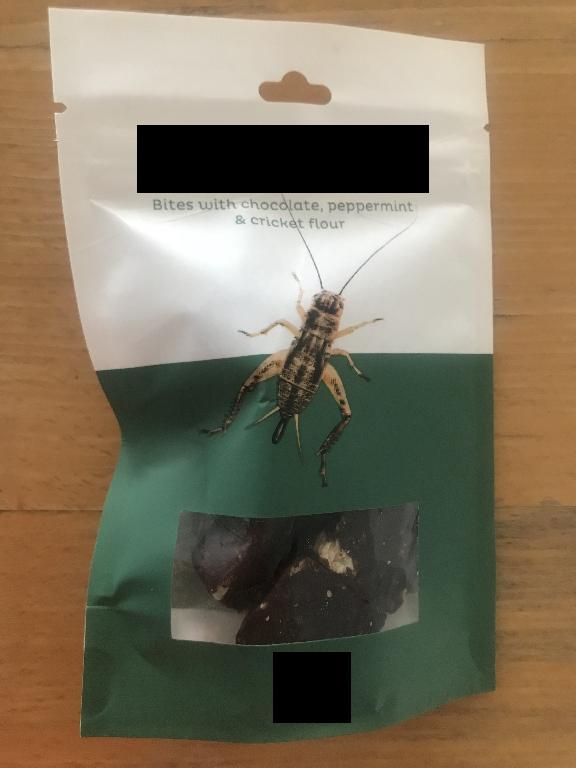 Varen foreligger som firkantede stykker med målene 2,3 cm x 2,3 cm x 1,3 cm. Firkanterne er mørkebrune med tydeligt indhold af tørret frugt og nødder, samt en kraftig duft af pebermynte. Varen har en sød smag af dadler, kraftig smag af pebermynte, samt en bitter smag af kakao. Varen er fast og tør i konsistensen. Varen foreligger med en nettovægt på 48 g og selve produktets emballage fremstår som detailsalgsemballage.
Varen er en fødevare, som kan anvendes som snack.
Det er oplyst, at varen indeholder dadler, mandler, mørk chokolade, mel af fårekyllinger, kakaopulver, salt og pebermynteolie. 
Næringsindholdet er angivet til at svare til: fedt, sukkerarter, kostfibre, protein og salt.