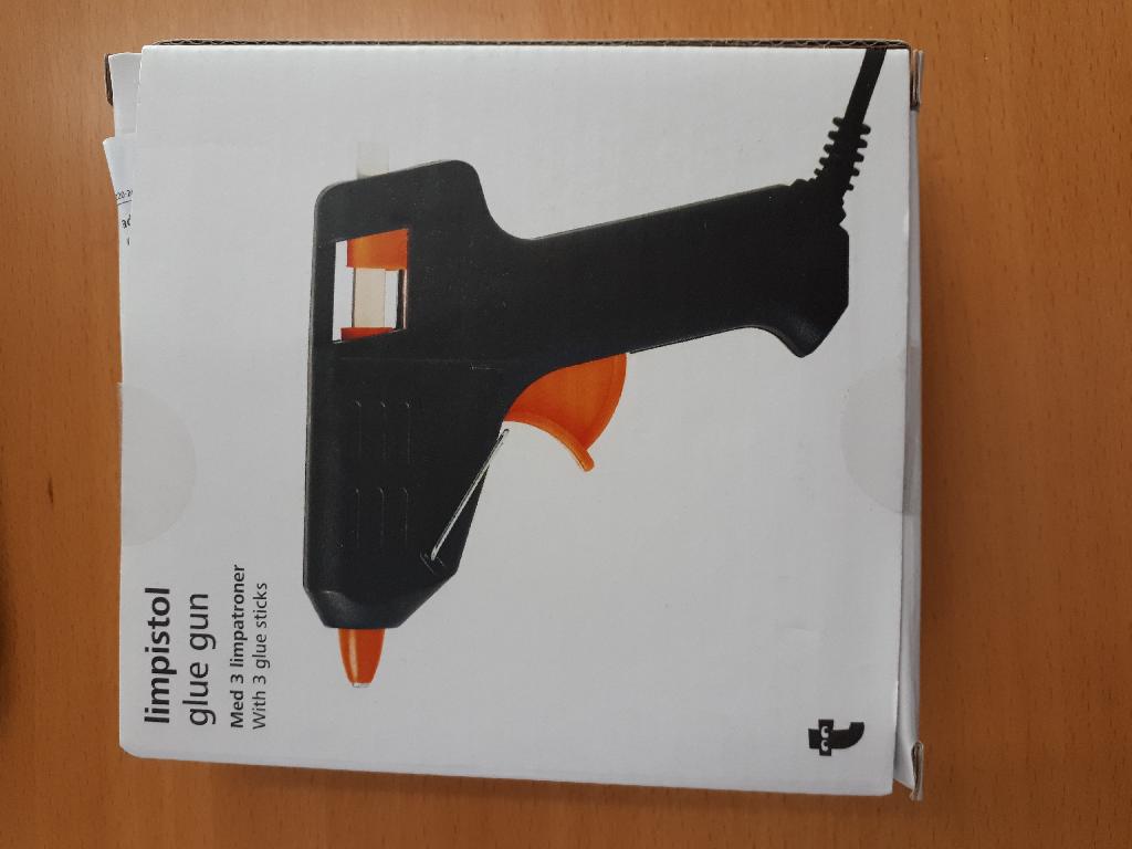 Varen er et pistollignende elektrisk værktøj med indsat limpatron, også kaldet limpistol.

Varen fungerer ved at limpistolen tilsluttes til en stikkontakt med 220 volt. Derved skubbes limpatronen ind i bunden af limpistolen, hvor limen varmes op og bliver flydende, hvorefter den kan trykkes ud, ved at trykke på knappen på limpistolen.

Limpistolen kan bruges til at sætte ting sammen med.

Varen måler ca. 11 cm x 11 cm. Der medfølger 3 limpatroner, som måler 7 mm x 10 cm.

Varen forekommer i sort farve. Aftrækkeren er appelsingul, og det samme er hovedet på pistolen.