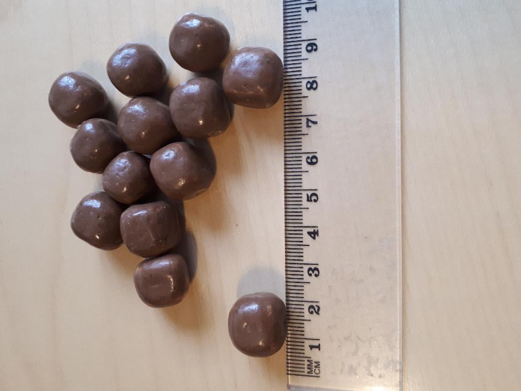 Varen består af fire lag vafler med chokolade imellem. Varen er efterfølgende overtrukket med en lysebrun chokolade.
Varen er en fødevare formet som en afrundet terning, der måler ca. 1,5 x 1,5 x 1,5 cm. Selve vaffellagene udgør i alt ca. 0,8 cm af varen.
Det er oplyst, at varen består indeholder: sukker, kakaosmør, skummetmælkspulver, vegetabilsk palmeolie, hvedemel, kakaomasse, vallepulver, fedtreduceret kakaopulver, mælkefedt, emulgator, overfladebehandling,  glukose sirup, vegetabilsk olie, aroma, salt og hævemiddel.
Varen er pakket i emballage til detailsalg, der indeholder 140 gram. Varen er let sprød og smager sødt af chokolade og vafler.
