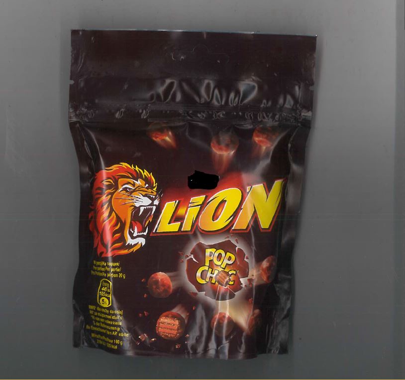 Varen består af fire lag vafler med chokolade imellem. Varen er efterfølgende overtrukket med en lysebrun chokolade, hvori der er små sprøde korn.
Varen er en fødevare formet som en afrundet terning, der måler ca. 1,5 x 1,5 x 1,5 cm. Selve vaffellagene udgør i alt ca. 0,8 cm af varen.
Det er oplyst, at varen indeholder: sukker, kakaosmør, skummetmælkspulver, hvedemel, palmeolie, små sprøde korn, kakaomasse, vallepulver, mælkefedt, emulgator, overfladebehandling, glukose sirup, vegetabilsk olie (kokos, palme), aroma, salt og hævemiddel.
Varen er pakket i emballage til detailsalg, der indeholder 140 gram. Varen er let sprød og smager sødt af chokolade og vafler.