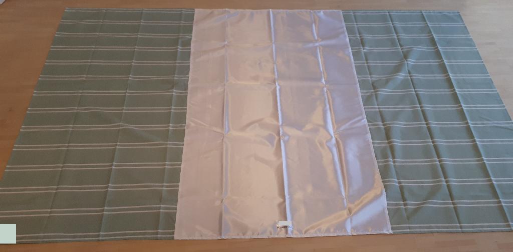 Varens samlede mål er W1.950 x L1.050 mm, hvoraf W600 x L1.050 mm udgøres af satin. Den resterende del af varen består af polycotton (55 % bomuld og 45 % polyester). Varen består af 3 baner, hvor den midterste består af satin og de to yderste består af polycotton. Tekstilstoffet af satin, er skinnende og blankt, hvorimod tekstilstoffet af polycotton er mat og forsynet med tryk i form af striber.
Varen er et lagen af vævet tekstilstof syet i tre baner af henholdsvis satin og polycotton. Lagenets centrale del af satin udgør et lavfriktionsområde. Varen er et fleksibelt tekstilprodukt, der fungerer som hjælpemiddel for selvhjulpne brugere i sengen.
Varen er fremstillet af to forskellige tekstiltyper af henholdsvis 55 % bomuld og 45 % polyester (polycotton) og 100 % polyester (satin).