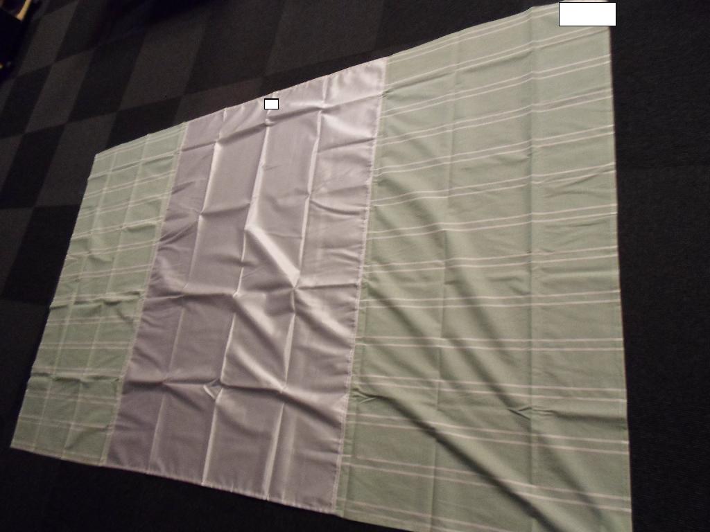 Varens samlede mål er W 2.300 x L 1.400 mm, hvoraf W 960 x L 1.400 mm udgøres af satin. Den resterende del af varen består af polycotton (bomuld og polyester). Tekstilstoffet af satin er skinnende og blankt, hvorimod tekstilstoffet af polycotton er mat og forsynet med tryk i form af striber.
Varen er et lagen af vævet tekstilstof syet i tre baner af hhv. satin og bomuld/polyester. Lagenets centrale del udgør et lavfriktionsområde. Varen er et fleksibelt tekstilprodukt, der fungerer som hjælpemiddel for selvhjulpne brugere i sengen.
Varen er fremstillet af to forskellige tekstiltyper bestående af hhv. bomuld og polyester (polycotton) og polyester (satin).