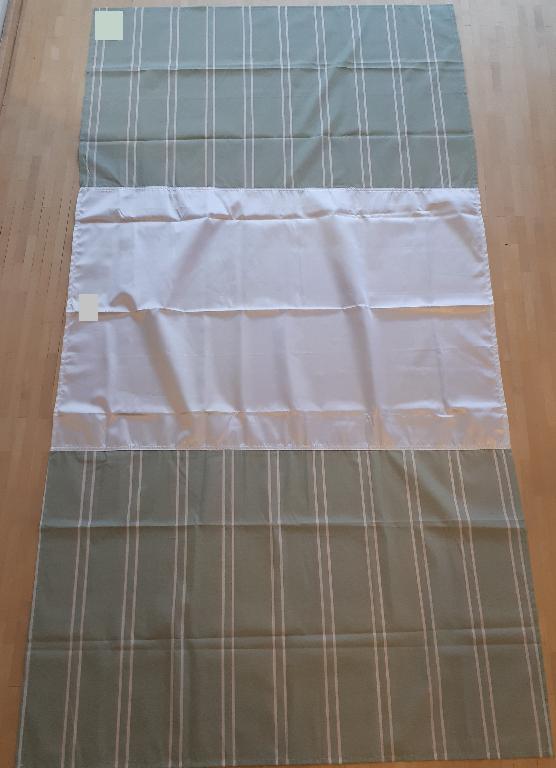 Varens samlede mål er W2.300 x L2.000 mm, hvoraf W960 x L2.000 mm udgøres af satin. Den resterende del af varen består af polycotton (55 % bomuld og 45 % polyester). Varen består af 3 baner, hvor den midterste består af satin og de to yderste består af polycotton. Tekstilstoffet af satin, er skinnende og blankt, hvorimod tekstilstoffet af polycotton er mat og forsynet med tryk i form af striber.
Varen er et lagen af vævet tekstilstof syet i tre baner af henholdsvis satin og polycotton. Lagenets centrale del af satin udgør et lavfriktionsområde. Varen er et fleksibelt tekstilprodukt, der fungerer som hjælpemiddel for selvhjulpne brugere i sengen.
Varen er fremstillet af to forskellige tekstiltyper af henholdsvis 55 % bomuld og 45 % polyester (polycotton) og 100 % polyester (satin).