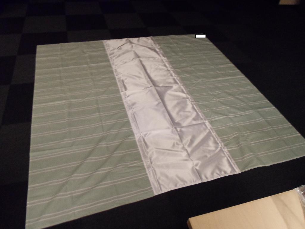 Varens samlede mål er W 2.000 x L 2.000 mm, hvoraf W 600 x L 2.000 mm udgøres af satin. Den resterende del af varen består af polycotton (bomuld og polyester). Tekstilstoffet af satin er skinnende og blankt, hvorimod tekstilstoffet af polycotton er mat og forsynet med tryk i form af striber.
Varen er et lagen af vævet tekstilstof syet i tre baner af hhv. satin og bomuld/polyester. Lagenets centrale del udgør et lavfriktionsområde. Varen er et fleksibelt tekstilprodukt, der fungerer som hjælpemiddel for selvhjulpne brugere i sengen.
Varen er fremstillet af to forskellige tekstiltyper bestående af hhv. bomuld/polyester (polycotton) og polyester (satin).