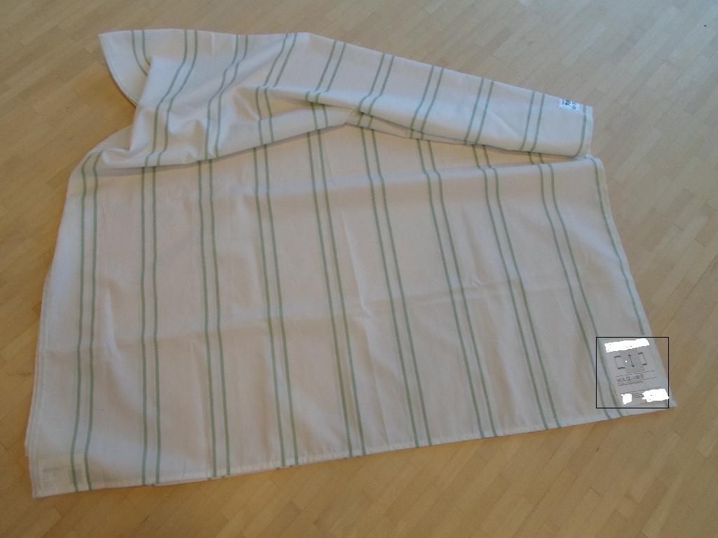 Der er tale om et træklagen fremstillet af polycotton (bomuld og polyester) med tryk i form af striber. Den af BTO'en omfattede vare foreligger i to størrelser (2.000x1.000 mm og 2.000x1.400 mm).
Varen er et lagen af vævet tekstilstof. Tekstilstoffet er forsynet med tryk i form af striber. Varens kanter er ombukket og afsluttet med stikning. Centralt på varen er der påsyet et mærke med sort tekst. Et af varens hjørner er forsynet med en etiket med tekst. Varen er et fleksibelt tekstilprodukt, der fungerer som hjælpemiddel for selvhjulpne brugere i sengen.
Varen er fremstillet af polycotton, som er et tekstilstof bestående af hhv. bomuld og polyester.