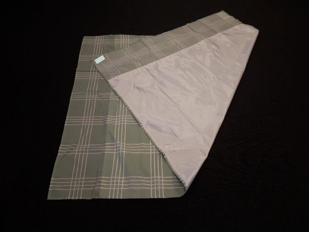 Varen måler W2.000 x L1.400 mm. Forsiden af varen består udelukkende af polycotton, mens der er på påsyet satin på bagsiden. Tekstilmaterialet af satin måler W1.470 x L1.400 mm og er placeret centreret på bagsiden af varen. Dette tekstilmateriale er skinnende og blankt. Forsiden af polycotton er mat og forsynet med trykt farve i form af striber, som både går horisontalt og vertikalt.
Varen er et lagen til brug i sengen, hvor det fungerer som et glidelagen med lavt friktionsmateriale af satin på bagsiden. Varen kan glide i alle fire retninger, og kan dermed anvendes til forflytning op og ned i sengen og til flytning fra side til side ved at trække i lagenet.
Varen er fremstillet af to forskellige tekstiltyper af henholdsvis satin (100 % polyester) og polycotton (55 % bomuld og 45 % polyester).