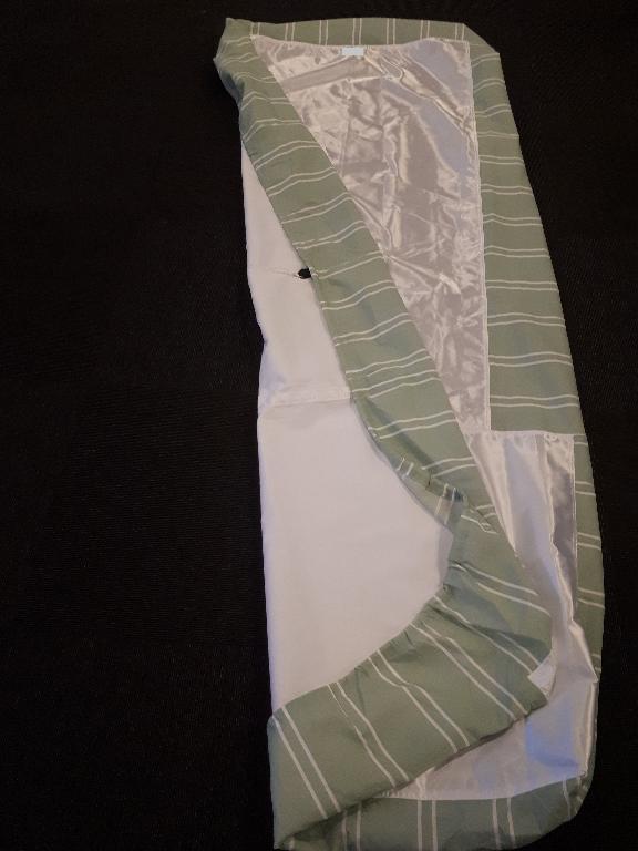 Varens samlede mål er W900 x L2.000 x H230 mm. En del af varen består af satin, som er påsyet i to firkanter i forlængelse af hinanden. Firkanterne af satin udgør henholdsvis W1.000 x L650 mm centreret i fodenden og W700 x L1.350 mm centreret i varens længde. Den resterende del af varen består af polycotton. Tekstilmaterialet af satin er skinnende og blankt, hvor det af polycotton er mat og forsynet med tryk i form af striber. Varen har ombukkede kanter med en enkelt stikning. Inde i ombukningen er der ført en rørformet flettet snor, som går ud af to huller i ombukningen, ét midt på hver langside. Her er der slået knude på snoren, samt påsat en låsemekanisme i hård plast.
Varen er et fleksibelt tekstilprodukt af vævet tekstilstof og fungerer som et formsyet glidelagen med et centreret lav friktionsmateriale af satin. Varen anvendes som hjælpemiddel i sengen for selvhjulpne brugere, som har svært ved at vende sig. Varen er fremstillet, så den omslutter siderne på en madras, hvorefter man kan stramme snoren ind og dermed fiksere lagenet på madrassen.
Varen er fremstillet af to forskellige tekstiltyper af henholdsvis 55 % bomuld og 45 % polyester (polycotton) og 100 % polyester (satin), samt en rørformet flettet snor og to låsemekanismer i hård plast.