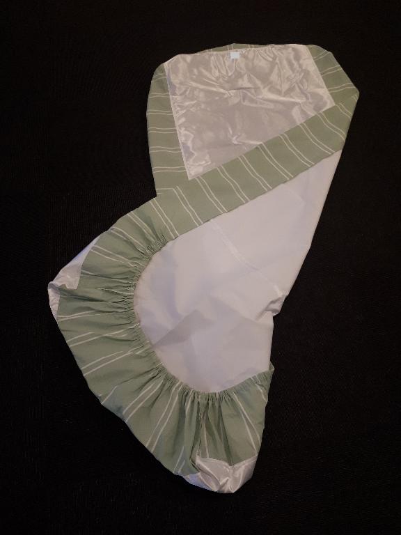 Varens samlede mål er W900 x L2.000 x H245 mm. En del af varen består af satin, som er påsyet i to firkanter i forlængelse af hinanden. Firkanterne af satin udgør henholdsvis W1.000 x L650 mm centreret i fodenden og W700 x L1.350 mm centreret i varens længde. Den resterende del af varen består af polycotton. Tekstilmaterialet af satin er skinnende og blankt, hvor det af polycotton er mat og forsynet med tryk i form af striber. Varen har ombukkede kanter med en enkelt stikning, hvori der er indsat et elastikbånd i både fodenden og hovedenden. Derudover er lagenet åben i alle fire hjørner.
Varen er et fleksibelt tekstilprodukt af vævet tekstilstof og fungerer som et formsyet glidelagen med et centreret lav friktionsmateriale af satin. Varen anvendes som hjælpemiddel i sengen for selvhjulpne brugere, som har svært ved at vende sig. Varen er formsyet, så den omslutter siderne på en madras. Elastikken i fodenden og hovedenden medfører, at lagnet fikseres på madrassen. Hullerne i hjørnerne giver plads til eksempelvis slanger eller rør.
Varen er fremstillet af to forskellige tekstiltyper af henholdsvis 55 % bomuld og 45 % polyester (polycotton) og 100 % polyester (satin), samt elastikbånd.