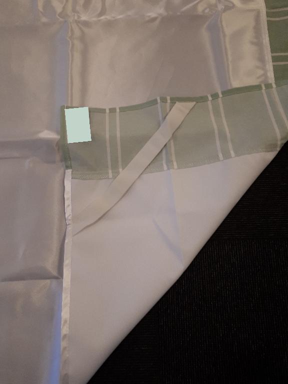 Der er tale om et lagen fremstillet af polycotton og satin. Varen består af 3 baner, hvor den midterste består af satin og de to yderste består af polycotton. Tekstilstoffet af satin er skinnende og blankt, hvorimod tekstilstoffet af polycotton er mat og forsynet med tryk i form af striber. På varens bagside er der påsyet fire elastikbånd, et i hvert hjørne. Den af BTO'en omfattede vare foreligger i tre størrelser:
850x2000 mm, hvoraf 650x2000 mm består af satin.
1200x2000 mm, hvoraf 900x2000 mm består af satin.
1050x2000 mm, hvoraf 800x2000 mm består af satin.
Varen er et lagen af vævet tekstilstof syet i tre baner af henholdsvis satin og polycotton. Lagenets centrale del af satin udgør et lavfriktionsområde. Varen er et fleksibelt tekstilprodukt, der fungerer som hjælpemiddel for selvhjulpne brugere i sengen. De fire elastikbånd i hvert hjørne anvendes til at fiksere lagnet til madrassen.
Varen er fremstillet af to forskellige tekstiltyper af henholdsvis 55 % bomuld og 45 % polyester (polycotton) og 100 % polyester (satin), samt fire elastikbånd.