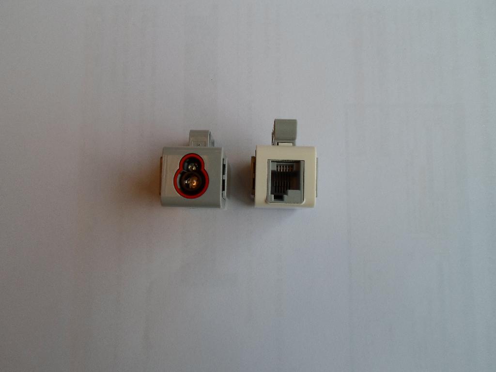 Varen er en farvesensor og lysdiode enhed til en robot. Robotten er et byggesæt. Over sensorøjet, sidder lysdioden. Sensorerne er monteret i et hus af plast, som gør det muligt at påmontere enheden på andre elementer. Sensorerne er monteret på en printplade med monolitiske aktive (integreret elektronisk kredsløb) og passive ele-menter (kondensatorer mm.). Bag på plasthuset er der en tilslutningsindgang (RJ45 hun-stik) som bruges til at forbinde varen med en styreenhed.
Varen kan skelne mellem otte farver og fungerer desuden som lyssensor ved at regi-strere lysmængder. Varen sættes sammen med en styreenhed som modtager signaler fra sensoren, som anvendes til opbygning og styring af robotter.
