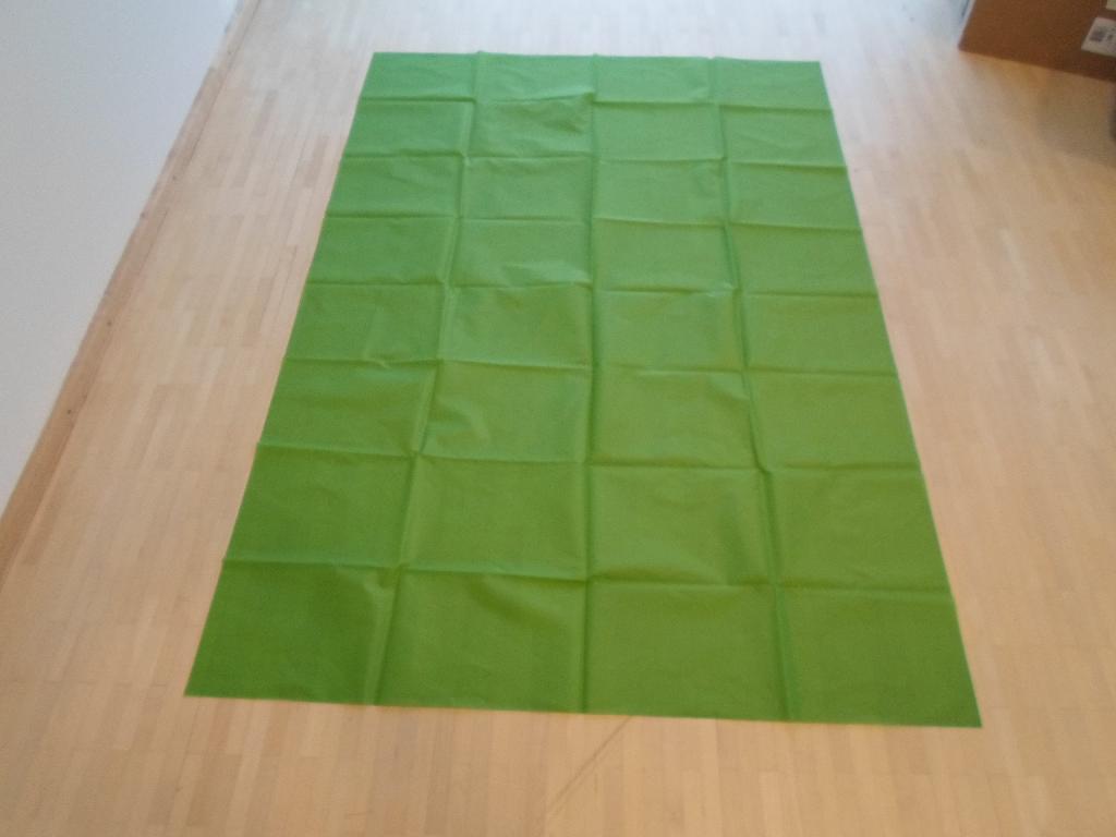 Varen er et 1-lags glidestykke af vævet tekstilstof, 100% nylon, som har en rektangulær form. Det er oplyst, at varen findes i tre varianter og kanterne i alle tre varianter er udstanset og hverken sømmet, ombukket eller varmeforseglet. 
Hvert glidestykke er pakket i en klar plastpose, som indeholder et påtrykt navnefelt, hvor det er muligt at skrive patientens navn. Plastposerne er forsynet med en hvid nylonsnor i en løbegang øverst på posen. Plastposerne er pakket i en kartonboks, og hver kartonboks indeholder 20 stk. individuelt pakkede glidestykker. På boksen er der påtrykt vare- og producentnavn samt brugervejledning. Varen findes i nedenstående varianter med tilhørende kolli-angivelse: 
B2000 x L850 mm og kolli: 5 bokse a 20 stk. 
B1450 x L1000 mm og kolli: 5 bokse a 20 stk. 
B1000 x B1000 mm og kolli: 5 bokse a (10 x 2 stk.)
Det er oplyst, at varen er et glidestykke med lav friktion på begge sider. Varen kan bruges til mobilisering af en liggende person ved at mindske friktionen under tyngdepunkterne i forbindelse med vendinger og positionering – eksempelvis i sengen, fra seng til seng, operationsbord eller ved røntgen/scanning. Samtidig gør den glatte egenskab det nemt at placere og fjerne varen før og efter en positionering. Varen er fremstillet til kun at kunne bruges til en enkelt patient, men kan anvendes flere gange til samme patient.
Det er oplyst, at varen er fremstillet af 100% nylon.