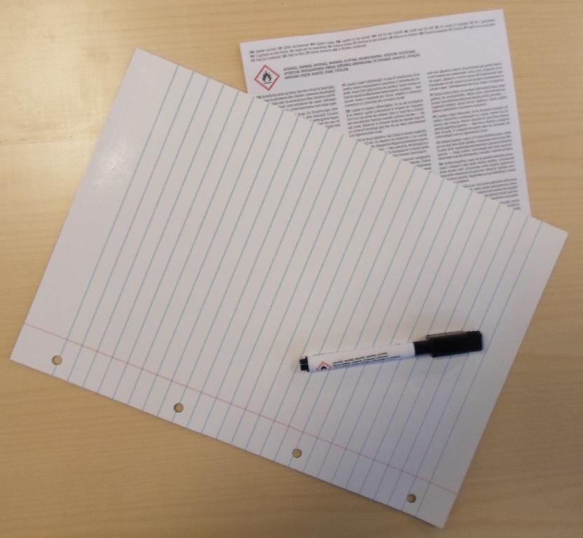 Varen er en magnettavle med en tuschpen.
Der kan skrives og tegnes på tavlen med whiteboard penne.
Varen består af:
•	tavle af dodecairon strontium nonadec, der giver den magnetiske effekt, og med en overflade af cholorinated polyethylene. Frontsiden af tavlen frem-står som linjeret skriveblok i A4 format og med 4 huller i siden.
•	Tuschpen med hætte og børste.
Varen foreligger som et sæt i pakning til detailsalg.
Tavlens mål er ca. 29,6 cm x 20,9  cm (A4-format).
Pennens mål er ca. 11,5 cm.
Varen er sammenpakket i plastfolie med magnettavle, tuschpen og advarselsark.