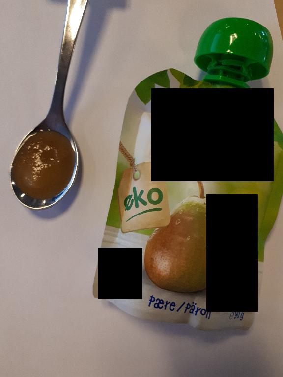 Varen foreligger som en fin, ensartet og homogen brun-gul frugtpuré uden stykker i.
Konsistensen er meget fin og tynd. Varen har den grynet konsistens, der forventes af pære. Varen har en mild duft og smag af pære.
Den kan spises med ske.
Det er oplyst, at varen er beregnet som børnemad til børn fra 4 måneder.
Ifølge produktspecifikationen indeholder varen pærepuré og ascorbinsyre. 

Næringstabellen angiver følgende: fedt, kulhydrater, heraf også sukkerarter, kostfibre og protein.
Varen foreligger i detailsalgsemballage, indeholdende 90 g nettovægt.