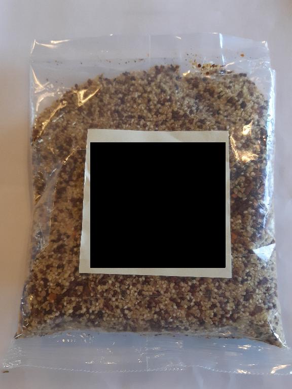 Varen foreligger som en blanding af små bestanddele af tørret bulgur (små gullige/hvide stykker) og rød quinoa. Der ses spredte flager af tørret tomat og små stykker løg i blandingen.

Blandingen er tørret, men føles fedtet på grund af solsikkeolien.
Varen dufter syrligt af tomat og krydderurter.
Varen smager af korn, den syrlige tomat og salt.
Varen er en fødevare. Det oplyses, at varen koges 8-10 minutter før indtagelse.
Det er oplyst, at varen indeholder følgende ingredienser:
bulgur af hvede
rød quinoa
tomater
krydderier
solsikkeolie
løg 
Hvidløg
Salt
Aromatiske urter
Naturlige ekstrakter.
Varen foreligger i detailsalgsemballage, indeholdende 250 gram.