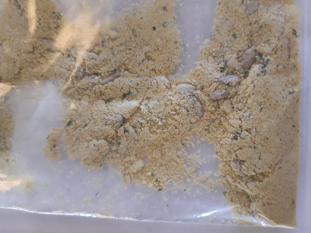 Varen forligger som et gult pulver, med synlige bestanddele af majsgryn, tørret persille og hele afskallede solsikkekerner.

Varen dufter let krydret af falafler.
Virksomheden oplyser, at varen fungerer som en mix, der skal tilsættes vand og steges for at lave falafler.
Det oplyses, at varen består af:
Kikærtemel
Majsgryn
Sojamel
Solsikkekerner
Løg
Havsalt
Krydderiblanding
Persille
Æblepulver
Sukker
Varen foreligger i tætlukket detailsalgsemballage, indeholdende 200 gram.