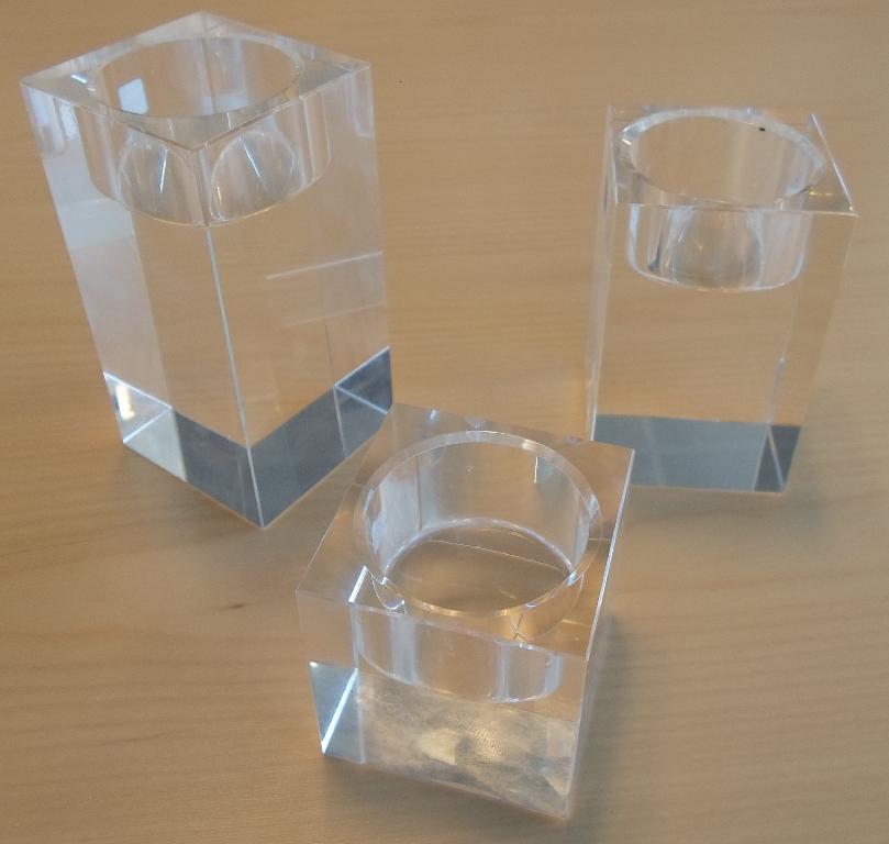 Varen er et sæt med 3 stk. firkantede blokke i krystalglas.
På krystalblokkens top er nedfræset et rundt hul med diameter på 41 mm og dybde på 23 mm, som passer til et fyrfadslys.
I en fordybning i krystalglasblokkens overflade kan placeres et fyrfadslys.
Varen består af klart krystalglas og er ifølge det oplyste fremstillet af transparent miljøkrystalglas af blyfri glasmasse.
Blokkens ene flade er kvadratisk med flademål på ca. 5 cm x 5 cm.
Blokkenes højder er henholdsvis ca. 5 cm, 8 cm og 10 cm.
