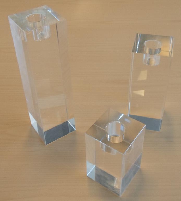 Varen er et sæt med 3 stk. firkantede blokke i krystalglas.
På krystalblokkens top er nedfræset et rundt hul med diameter på 21 mm og dybde på 21 mm, som passer til et stearinlys (kronelys).
I en fordybning i krystalglasblokkens overflade kan placeres et stearinlys.
Varen består af klart krystalglas og er ifølge det oplyste fremstillet af transparent miljøkrystalglas af blyfri glasmasse.
Blokkens ene flade er kvadratisk med flademål på ca. 5 cm x 5 cm.
Blokkenes højder er henholdsvis ca. 8 cm, 13 cm og 18 cm.