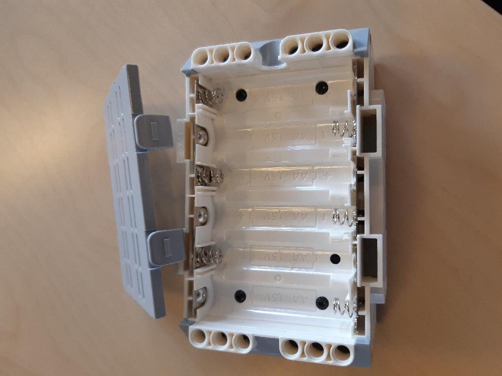 Varen foreligger som en lille klods (4,5 cm * 7,5 cm*11 cm). Ydersiden har et display (3 cm * 5 cm) og 6 betjeningsknapper. Varen er udstyret med en højtaler, en USB-port, en port til SD-kort, 4 indgangsporte, 4 udgangsporte og en PC-port (mini-USB).
Det er oplyst, at varen fungerer som kontrolcenter og energiforsyning til en række produkter, der kan kobles til varen.
Firmaet oplyser, at varen indeholder:
-	Processor
-	4 input porte
-	4 output porte
-	Indbygget programlagring (16mb flash-hukommelse og 64mb ram)
-	Mini SDHC kortlæser til 32gb udvidet hukommelse
-	Oplyst tastatur med seks funktionsknapper.
-	Display
-	En højtaler
-	USB-stik, WiFi og Bluetooth til kommunikation med computer
-	Batteridrevet
-	Software til programmering og datalogging
Foreligger i detailsalgsemballage med tilhørende brugermanual. Varen er markeret med virksomhedens logo og produktnavn.