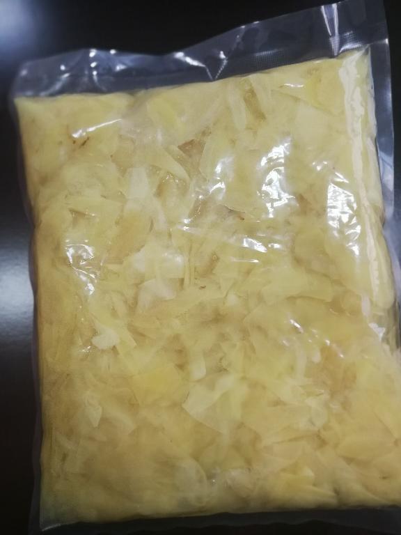 Syltede ingefær, der foreligger som tynde gule skiver i en gennemsigtig let gullig væske, pakket i en klar plastpose.
Varen er en fødevare, og den smager stærkt og sødt af ingefær.
Varen er en syltet ingefær i skiver, der er tilsat eddikesyre og sødemidler.
Ifølge det oplyste er der følgende ingredienser i varen: ingefær, vand, salt, eddikesyre, citronsyre, kaliumsorbat, aspartam, sakkarinnatrium, sukralose, aspertam, neutam og MSG (mononatriumglutamat).
Varen foreligger emballeret i henholdsvis 1 kg og 5 kg plastemballage, beregnet for detailsalg.